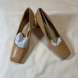 Relista Size 7 kahki square toe with chunky low heels.  NEW